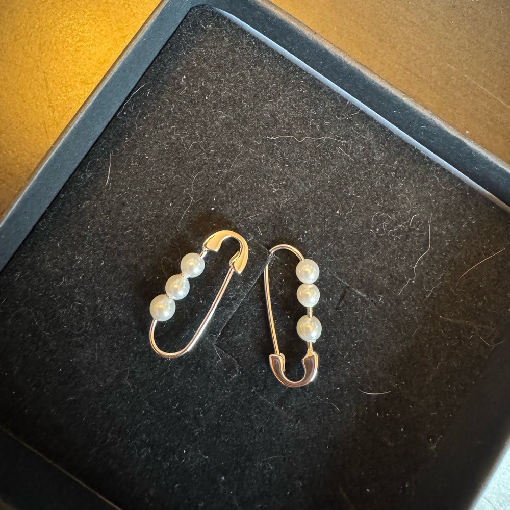 Brand new silver safety pin with pearls earrings